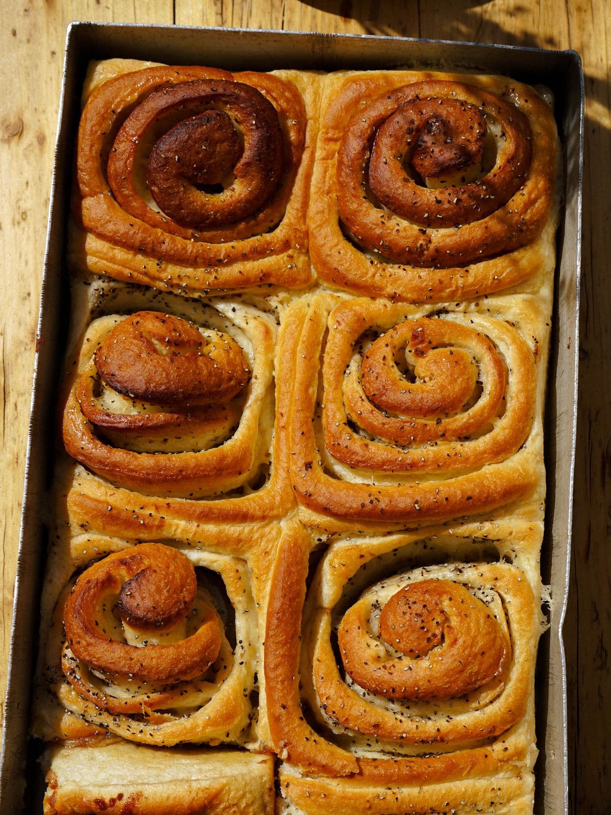 Frisch gebackene Zimtschnecken auf dem Blech